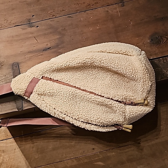 Faux Sherpa Hands Free Natural Zip Sling Bag - Picture 3 of 3